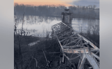 The invaders bombed the bridge across the Desna, which was used for evacuation