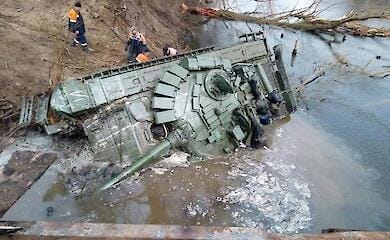 In the Sumy region, the tank of the invaders drowned along with the crew (photo)