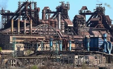 Heavy fighting at Azovstal: Ukrainian military do not get in touch