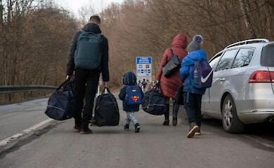 What influences the decision of Ukrainians to flee the war in Moldova