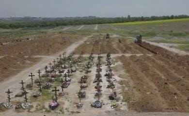 In Mariupol, the dead are buried in mass graves