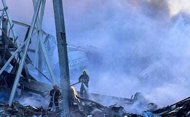 From where and with what Russians fired at Amstor shopping mall