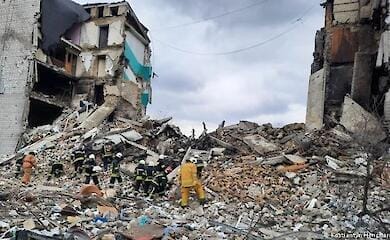 Occupiers make pensioners to clear the rubble