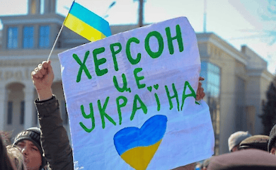 A resident of Kherson with a poster: "Kherson is Ukraine"