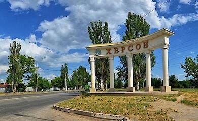 Occupiers force doctors of Kherson to take salaries in rubles or quit