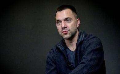 Arestovich said whether he would continue to "clap" in the Crimea