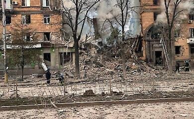 Russia fired rockets at high-rise buildings in Zaporizhzhia. People remain under the rubble