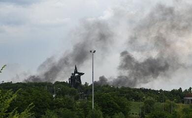 Explosions thundered in Donetsk, a fire broke out