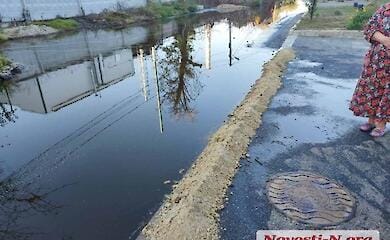 In Mykolaiv, oil is leaking through the streets of the city. Reservoirs damaged by Russian shelling
