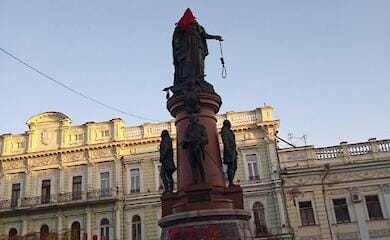 At the monument to Catherine II in Odesa appeared the paraphernalia of the executioner