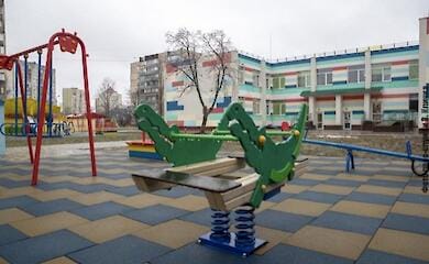 How many kindergartens operate in Kyiv under martial law