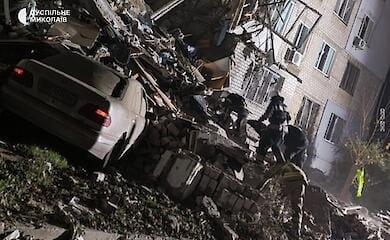 Russian troops hit a five-storey building in Mykolayiv overnight