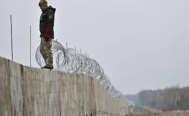 Ukraine builds wall on border with Belarus