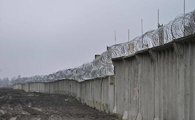 Ukraine builds wall on border with Belarus
