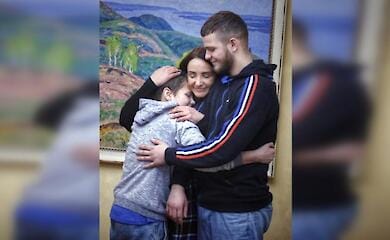Ukrainian prisoner of war gets her children back from occupation