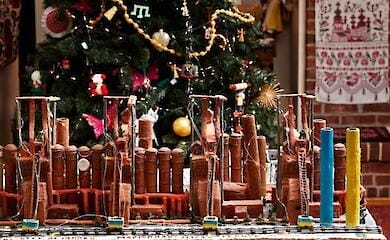 American woman recreates destroyed Mariupol buildings from gingerbread