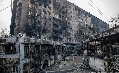 Russians go to Mariupol, which they destroyed, to have their photos taken against the ruins