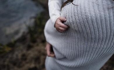 What childbirth assistance is provided to Ukrainian women in Denmark