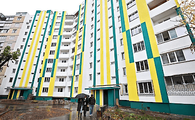What houses damaged by Russian shelling have been rebuilt in Kyiv