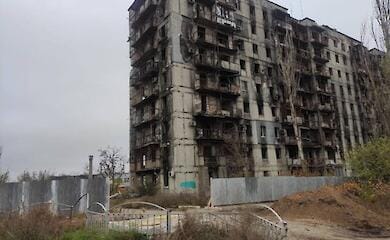 Russians in Mariupol demolish building where dead bodies were located