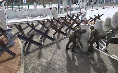 Poland puts new fences on border with Belarus