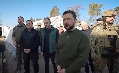 Zelenski visits Kherson: talks to locals and shows damaged energy facility