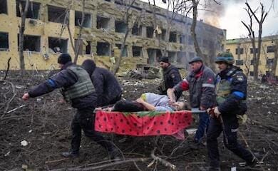 A Ukrainian man's image wins one of the most prestigious photo awards