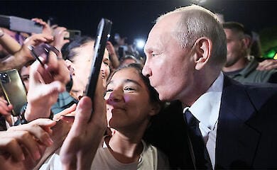 Russian journalists have counted how many times Putin has kissed other people's children in public