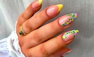 What manicure with flowers is in fashion now