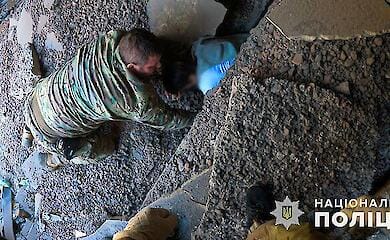 Russian Federation shelled Kurakhovo, police rescued a woman from under the rubble (video, photo)