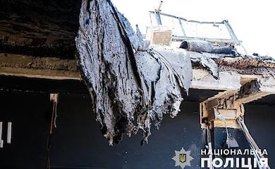 Russian Federation shelled Kurakhovo, police rescued a woman from under the rubble (video, photo)