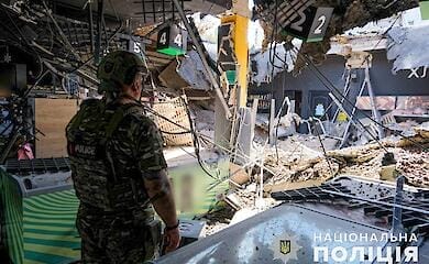 Russian Federation shelled Kurakhovo, police rescued a woman from under the rubble (video, photo)