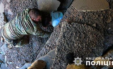Russian Federation shelled Kurakhovo, police rescued a woman from under the rubble (video, photo)