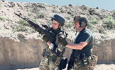 Mobilised servicemen receive combat training