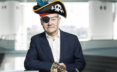 Social media reacted with memes of Scholz wearing a "pirate" armband (photo)
