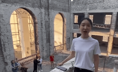 Chinese singer performed "Katyusha" on the ruins of a drama theatre in Mariupol