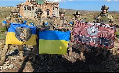 Ukrainian fighters return Ukrainian flag to liberated Kleshcheyevka