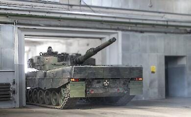 Ukraine receives refurbished Leopard tanks from Poland 