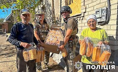 The "White Angel" group brought bread to the residents of Avdiivka under shelling