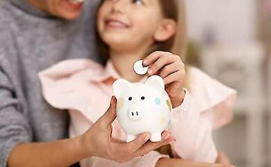 Top 7 forbidden phrases about money in communication with children