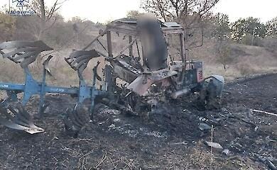 A tractor exploded on a mine in Kharkiv region 