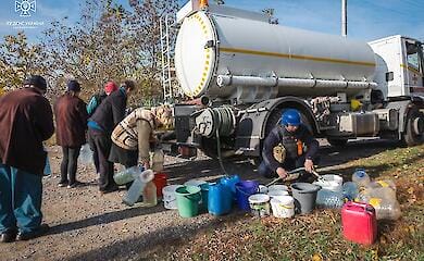 State Emergency Service supplies water to people from frontline areas