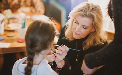 Duchess of Edinburgh meets Ukrainian refugees in England