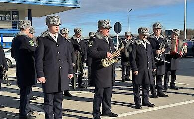 Border guards were congratulated with an orchestra by their Moldovan colleagues