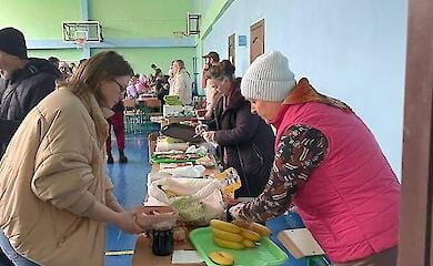 An aid centre for the injured has been set up near the damaged house in Kyiv