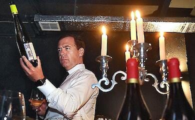 The dates of Medvedev's scandalous posts coincided with the dates of his wine shipments from Italy
