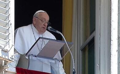 Pope says Vatican ready to facilitate prisoner exchange