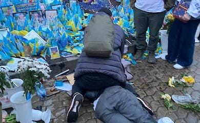 In Kiev, a 33-year-old woman desecrated the Alley of Heroes: video and photos from the scene of events
