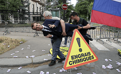 Greenpeace organised a rally outside the Russian embassy, "borrowing" Macron's statue from the museum