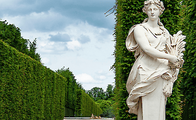 There are talking statues at Versailles